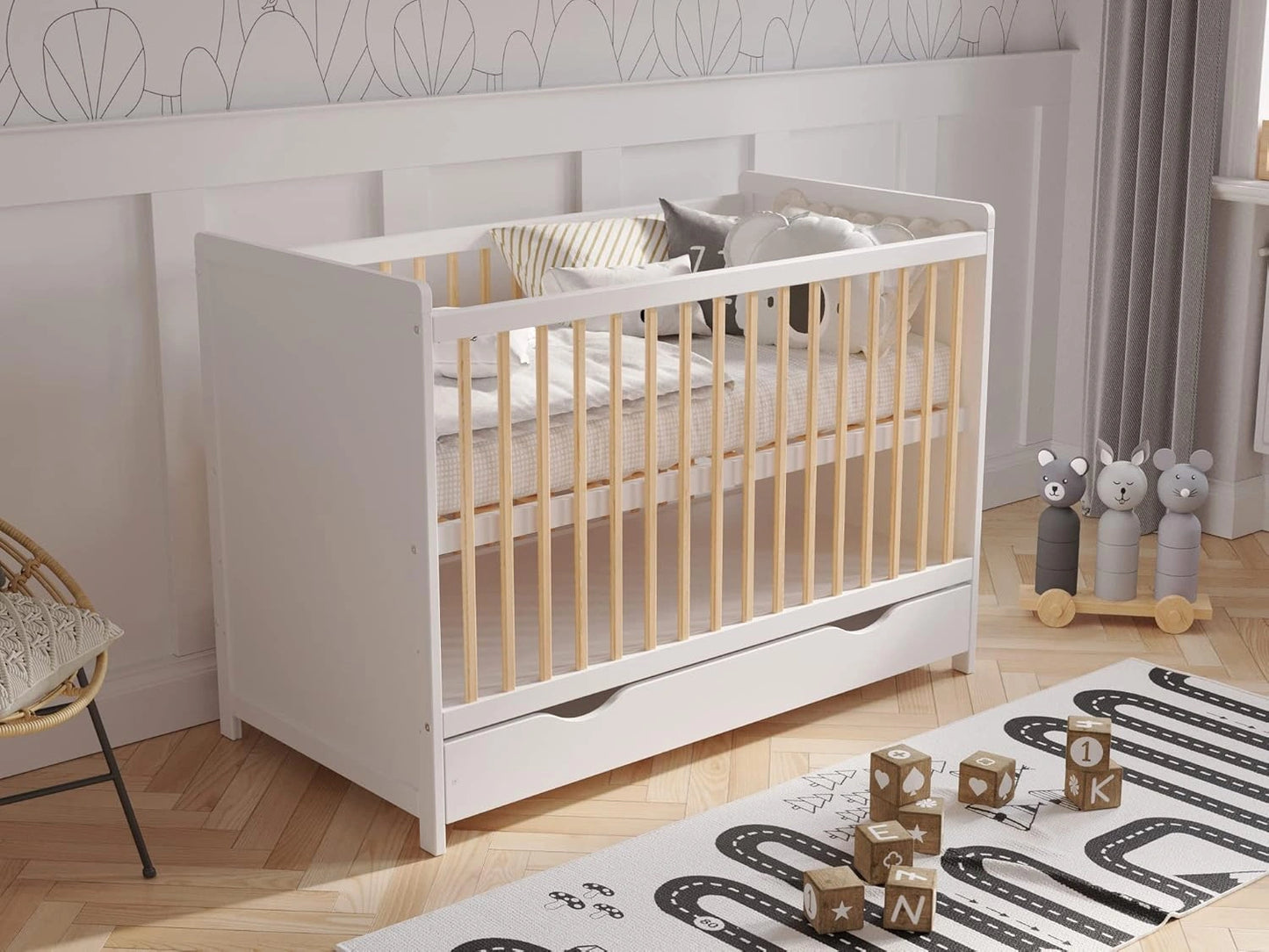 Lit Bébé Évolutif en Bois de Pin Blanc 120x60 cm avec Matelas et Tiroir – Sécurité et Confort pour Enfant – Modèle Tokyo